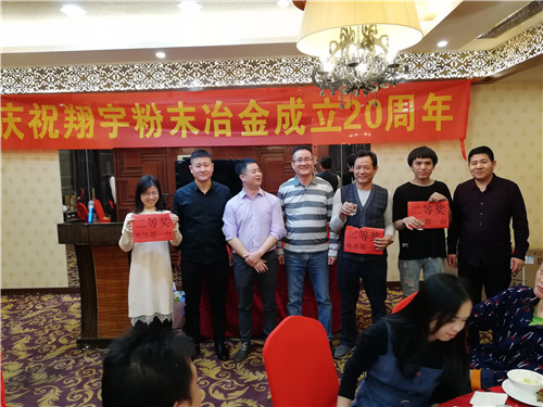 廠長等幾位領(lǐng)導(dǎo)為二等獎抽獎及頒獎 廠長等幾位領(lǐng)導(dǎo)為二等獎抽獎及頒獎