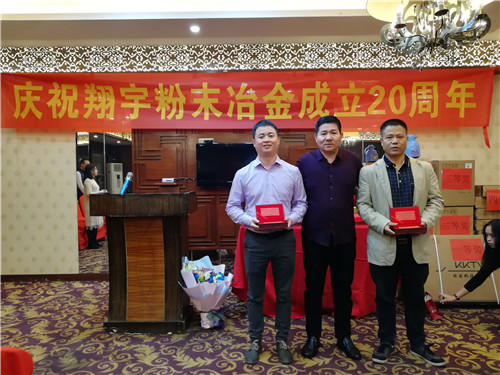 廠長為入職滿10年以上員工頒發(fā)禮品 廠長為入職滿10年以上員工頒發(fā)禮品